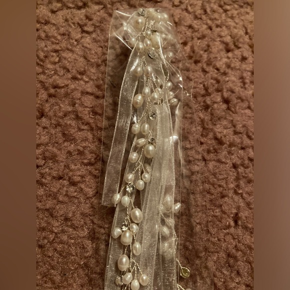 NWT Wedding Veil and Headpiece - Picture 4 of 5